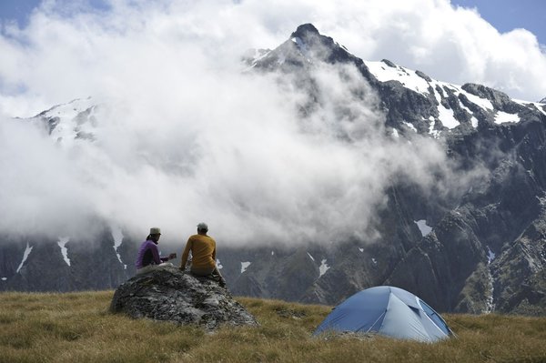 Quelles sont les meilleures pratiques pour camper en région de steppe durant la saison des orages ?